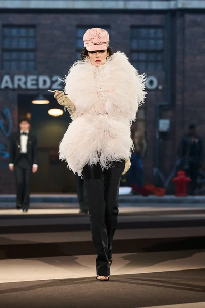 Look 16